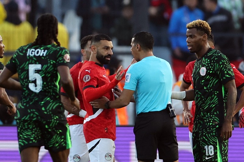 التحكيم المغربي يلفت الأنظار في مباراة مصر ونيجيريا بكأس أمم إفريقيا