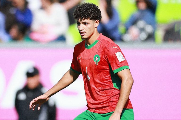 مدافع كامبور المغربي يبتعد عن الدوري الفرنسي رغم اهتمام سانت إيتيان