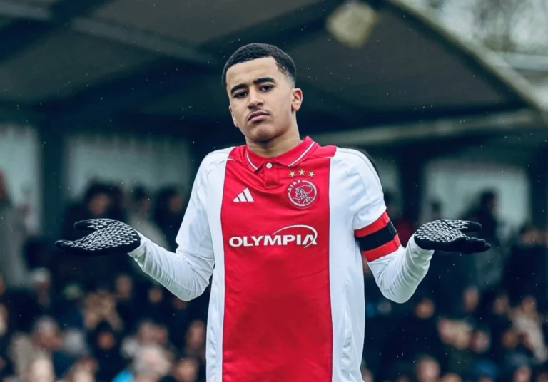 نجم المنتخب المغربي يخضع لجراحة دقيقة في الركبة