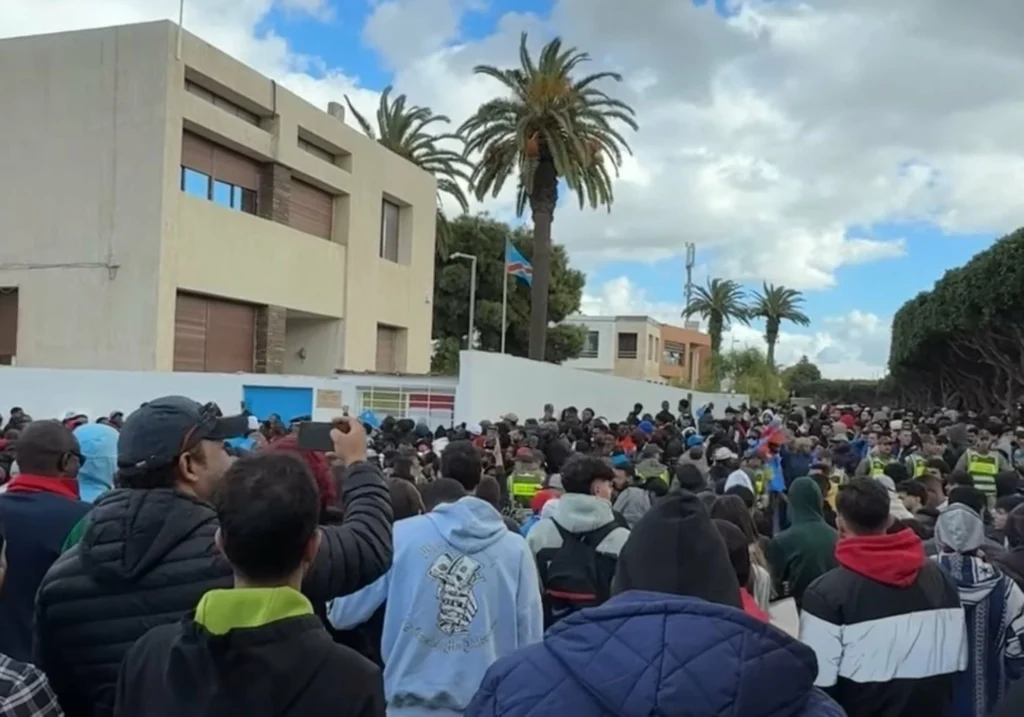 المغاربة أمام سفارة الكونغو الديمقراطية للحصول على تذاكر مباراة الجزائر