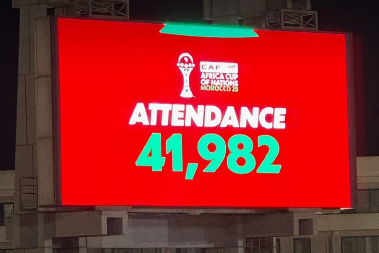 حضور جماهيري لافت يميز قمة تونس ومالي على أرضية مركب محمد الخامس