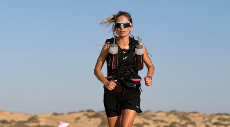 العدّاؤون المغاربة يهيمنون على ماراثون الرمال الدولي في سلطنة عُمان