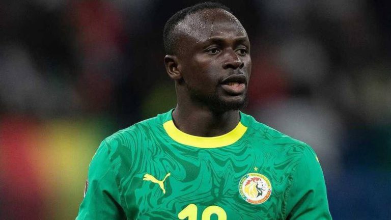 ساديو ماني يكشف مكالمة خاصة من كريستيانو رونالدو بعد التتويج القاري