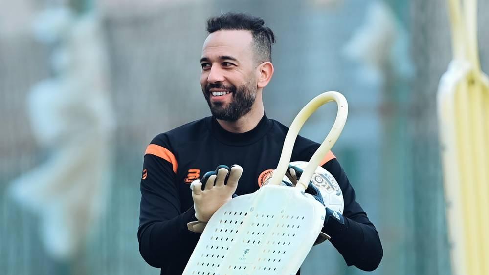 حارس نهضة بركان الجديد يشارك في الحصة التدريبية الأولى قبل دوري الأبطال