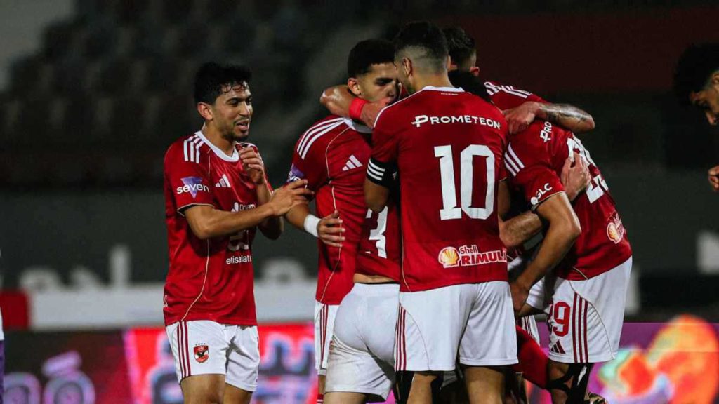 رد حاسم من الأهلي المصري بشأن انتقال لاعبه إلى بيراميدز