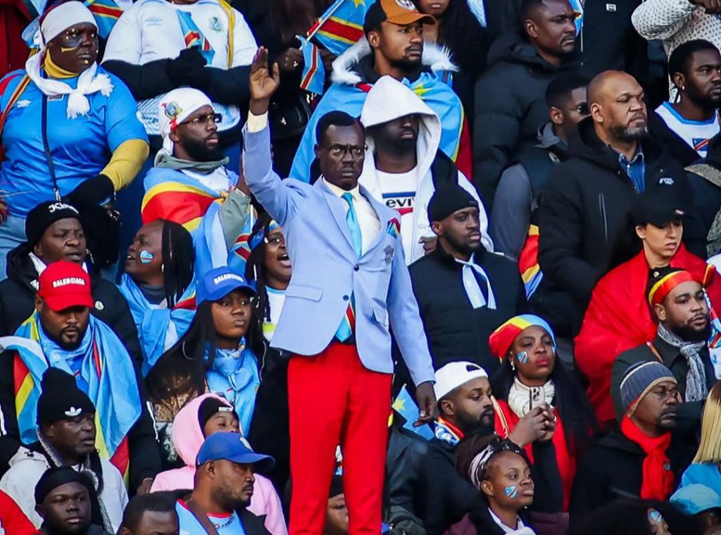 المشجع الكونغولي يسرق الأضواء في الملاعب المغربية… ويسار لمغاري يشيد بعطائه