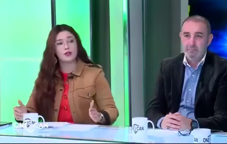 صحافية جزائرية تصدم الجمهور الجزائري وتحسم جدل ضربة الجزاء