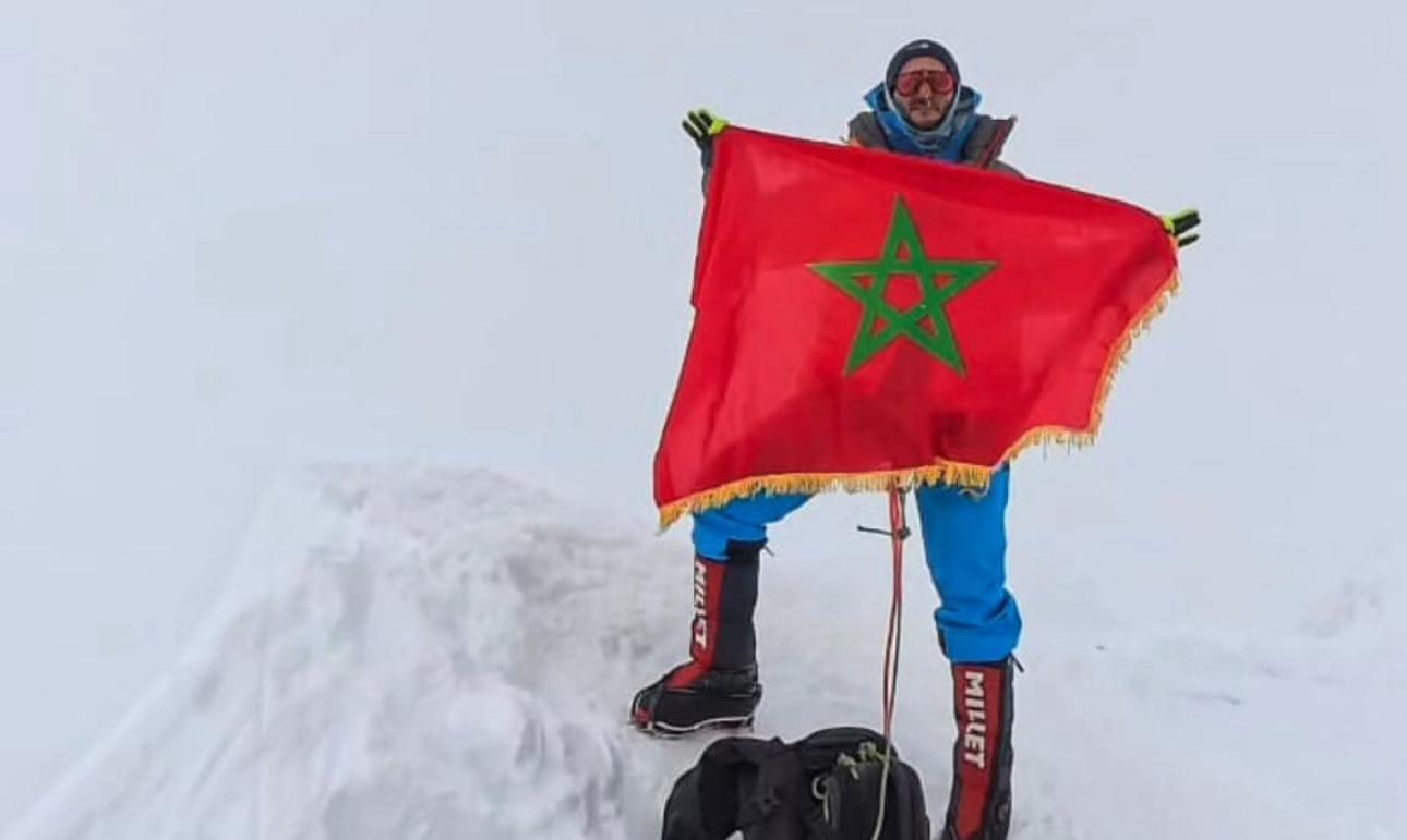 مغربي يتحدى الجليد ويرفع راية الوطن فوق قمة فينسون