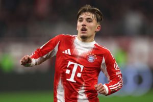 بعمر 17 عامًا.. لينارت كارل يخطف الأنظار ويشعل الجدل في ألمانيا