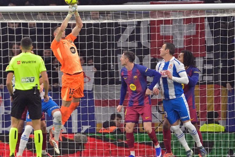 لجنة الحكام تكشف تفاصيل تقييم حكم برشلونة وإسبانيول