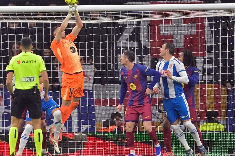 لجنة الحكام تكشف تفاصيل تقييم حكم برشلونة وإسبانيول