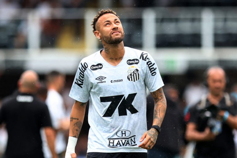 سانتوس يجدد عقد نيمار بعد موسم مليء بالتحديات والإصابات