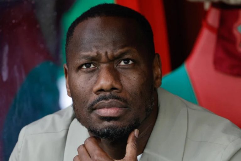 مدرب أسود التيرانغا يشعل الأجواء قبل نصف النهائي بإشادة مزدوجة