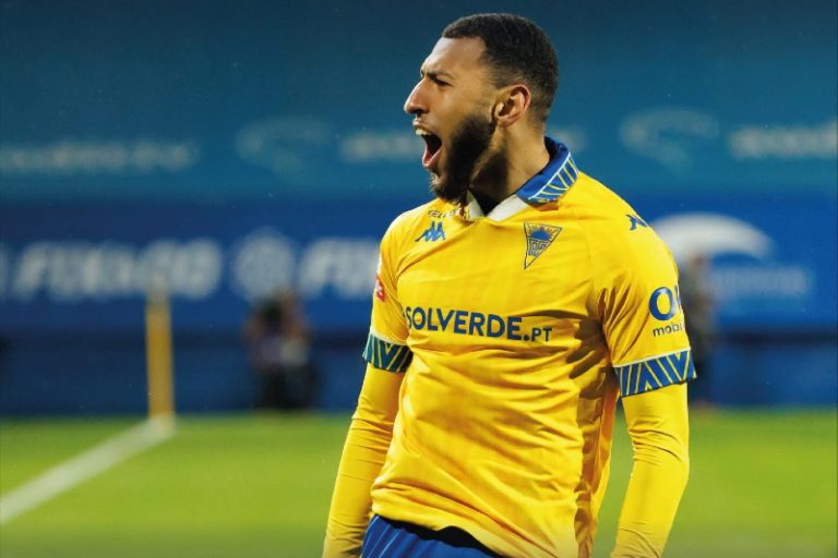 مهاجم مغربي يشعل الدوري البرتغالي بثلاثية مدوية