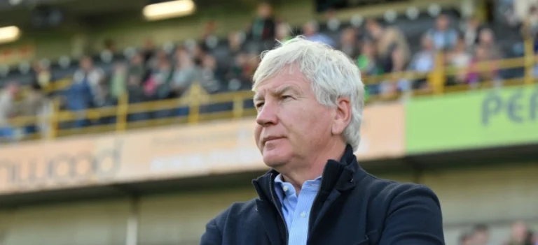 صراع قانوني يشتعل بعد منع مدرب الكاميرون من الكان