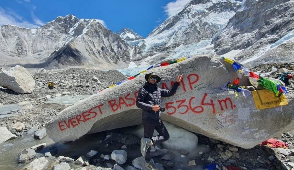 من المغرب إلى القطب الجنوبي… عادل طيبي يطارد قمة فينسون على إيقاع نهائي “الكان”