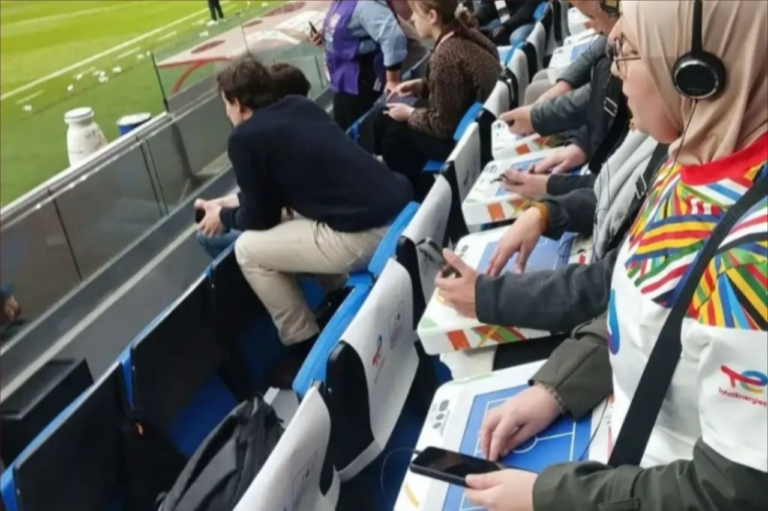 مشهد غير معتاد في مدرجات طنجة يخطف الأنظار