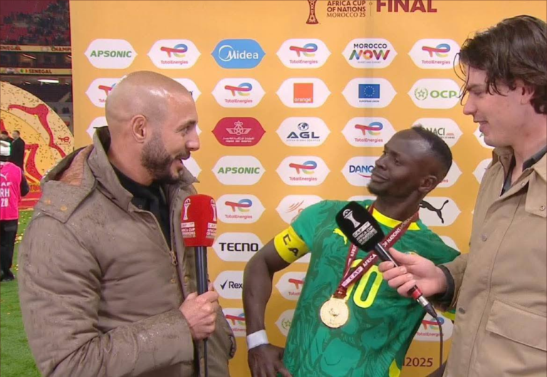 لقطة طريفة تجمع ماني وأمرابط بعد نهائي الكان