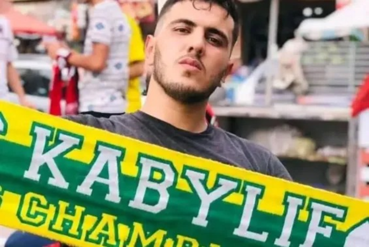 الجزائر: مشجع جزائري في السجن بسبب قميص يحمل خريطة المغرب