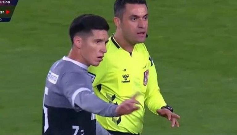 لاعب يرفض استبداله ويضع مدربه في موقف محرج (فيديو)