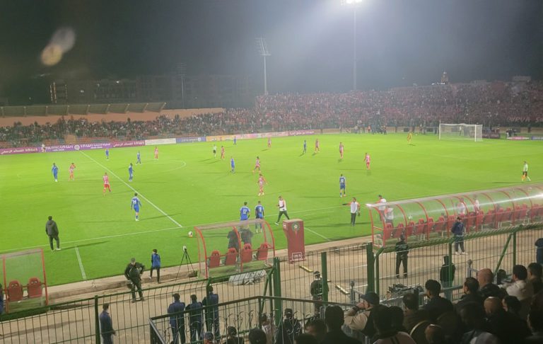 الكوكب المراكشي يكتفي بالتعادل السلبي أمام الدفاع الجديدي