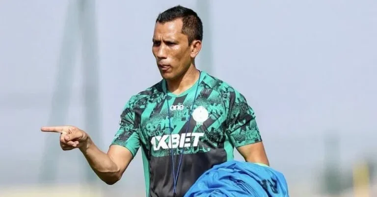 الرجاء الرياضي يحسم موقفه من تسريح المدرب فالدلو