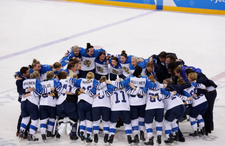لاعبات منتخب فنلندا لهوكي الجليد