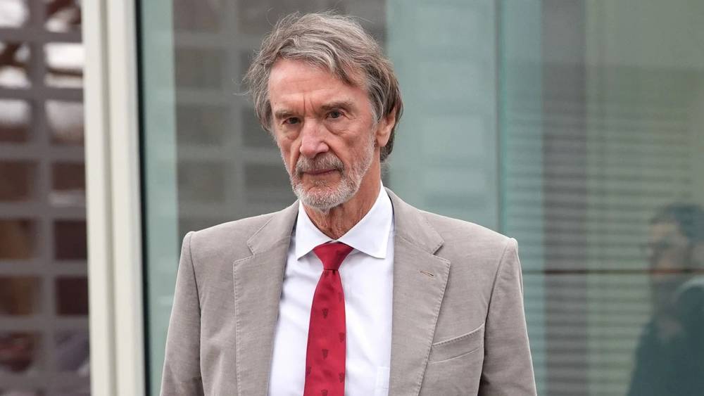 تصريحات نارية لأحد ملاك مانشيستر يونايتد حول المهاجرين تشعل الجدل في بريطانيا