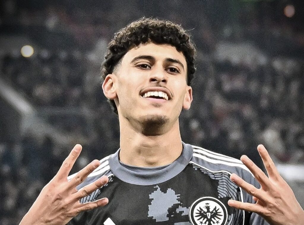 بالفيديو : هدف أيوب الميموني الجميل في مرمى مونشن كلادباخ