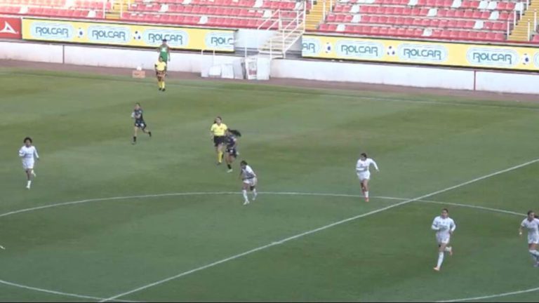 ذعر في الدوري المكسيكي للسيدات.. توقف مباراة نيكاكسا وكيريتارو بسبب “طلقات” غامضة