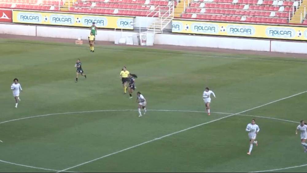 ذعر في الدوري المكسيكي للسيدات.. توقف مباراة نيكاكسا وكيريتارو بسبب “طلقات” غامضة