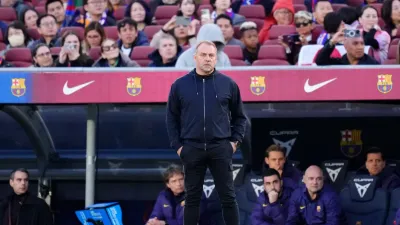 5 خيارات أمام فليك لحل أزمة غياب دي يونغ عن برشلونة