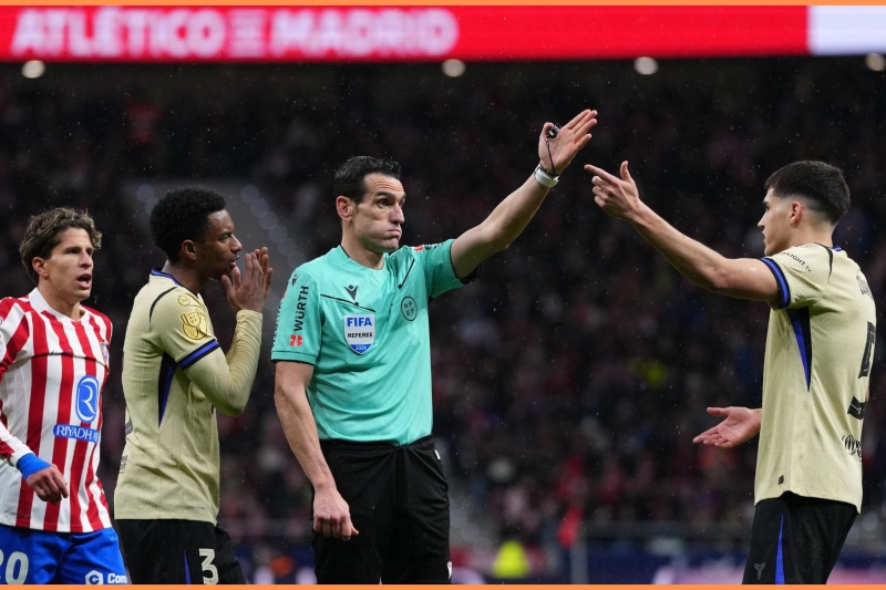برشلونة ينفجر غضبًا بعد رباعية أتلتيكو ويدرس التصعيد ضد التحكيم