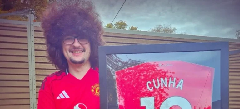 وعد تحوّل إلى ظاهرة .. قصة مشجع ينتظر فوز مانشستر يونايتد لينقذ شعره