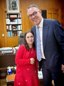 لقجع يستقبل مشجعة مغربية من ذوي الهمم (صور)