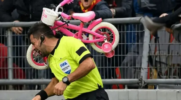 غرائب الكرة.. مشجع يلقي دراجة كهربائية على الحكم ويرسله إلى المستشفى (فيديو)