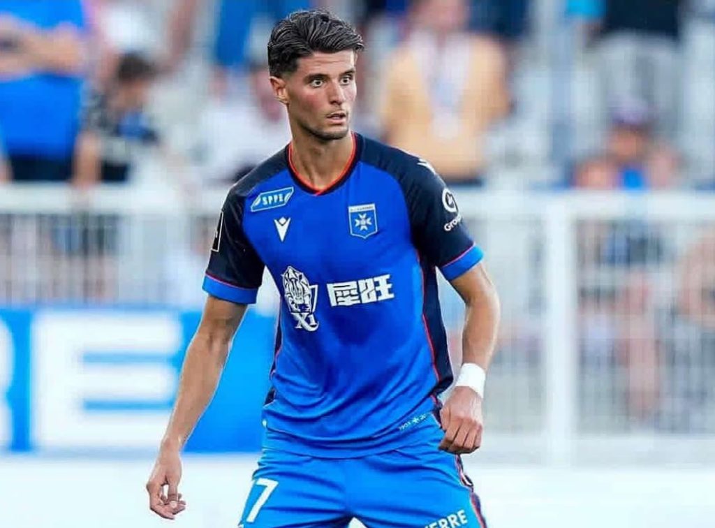 أسامة العزوزي يواصل القتال مع أوكسير وينال تقييم جيد