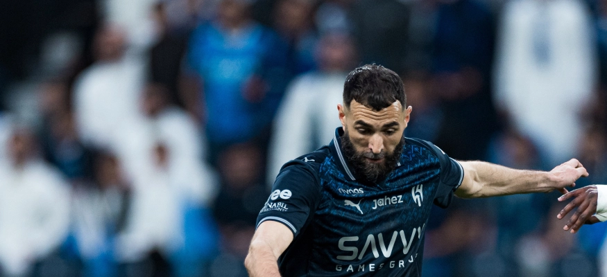 الكلاسيكو السعودي يفتح النار على كريم بنزيما