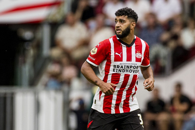 رغم الهزيمة.. مدرب أيندهوفن يتمسك بقراره تجاه الدولي المغربي