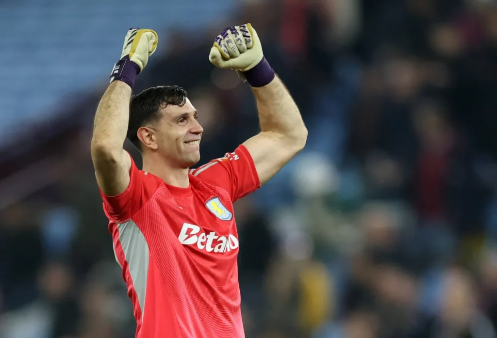 أستون فيلا يتألق ويبلغ ربع نهائي اليوروبا ليغ