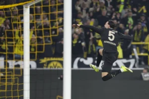 دولي جزائري يقود دورتموند للفوز بثلاثية مثيرة في الدوري الألماني