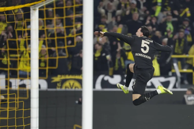 دولي جزائري يقود دورتموند للفوز بثلاثية مثيرة في الدوري الألماني