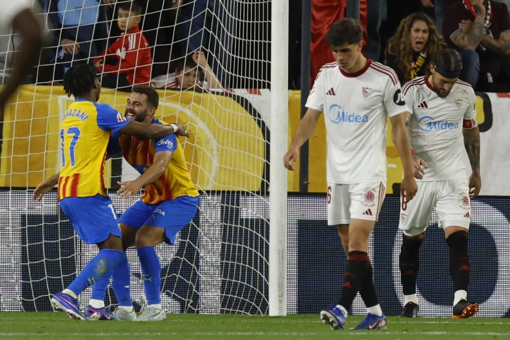 فالنسيا يهزم إشبيلية ويقترب من المراكز الأوروبية