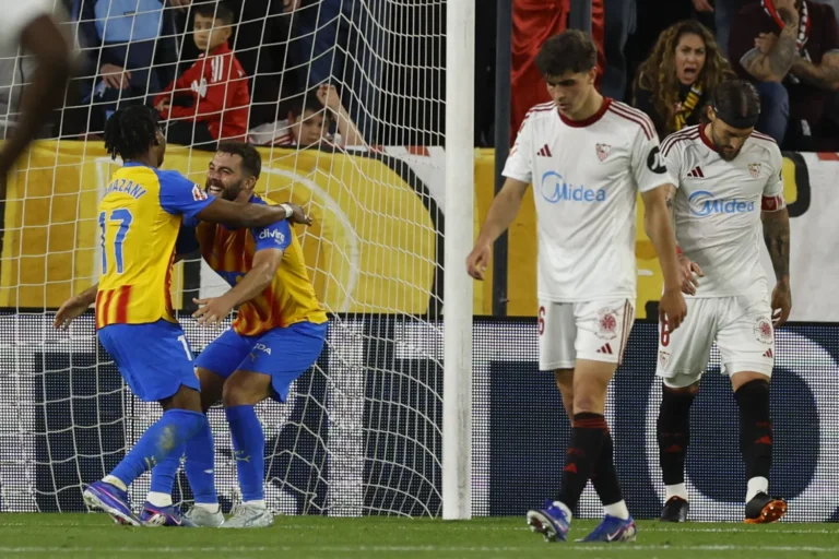 فالنسيا يهزم إشبيلية ويقترب من المراكز الأوروبية