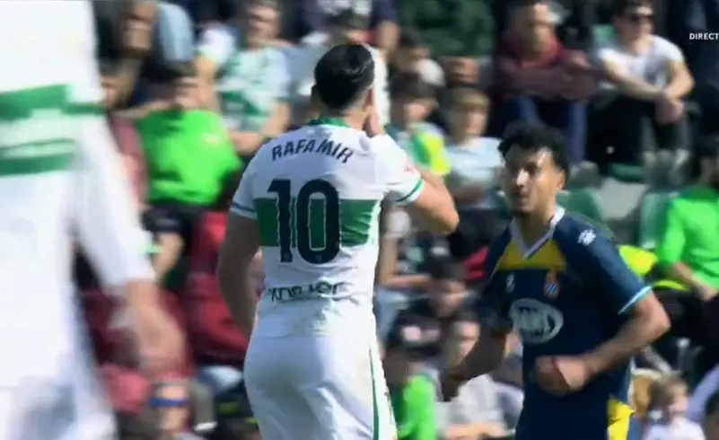 دولي مغربي يتعرض لعبارات عنصرية تسببت في توقف المباراة