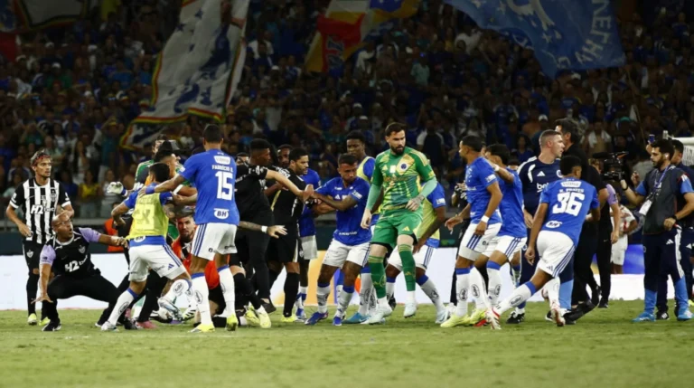 حرب طاحنة و23 طرداً في ديربي كروزيرو وأتلتيكو مينيرو بالبرازيل