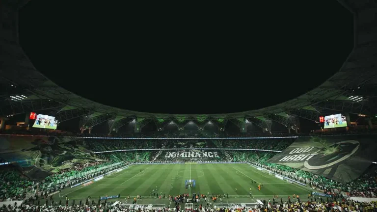 تيفو مذهل لجماهير الأهلي يوجه رسالة مثيرة