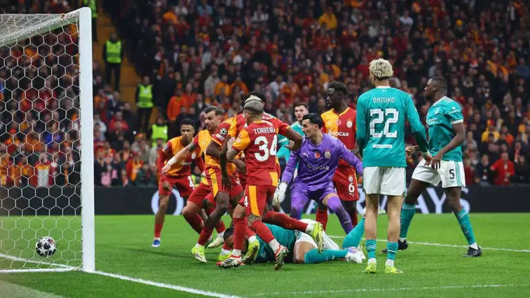 الحكم مارك كلاتنبيرغ يحسم الجدل حول هدف ليفربول الملغى أمام غلطة سراي