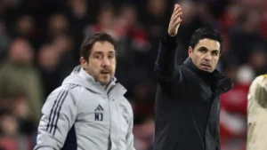 بند غريب في عقد مدرب الكرات الثابتة في نادي أرسنال