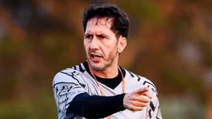 فريق جنوب أفريقي يتعاقد مع مدرب مغربي لقيادته